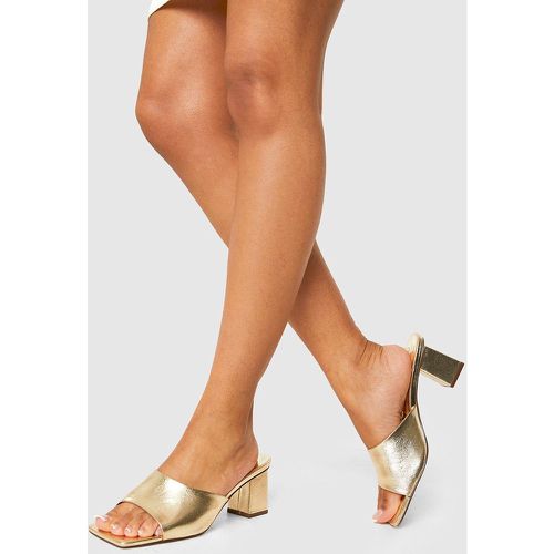 Sandali Mules a calzata ampia metallizzati con tacco basso a blocco - boohoo - Modalova