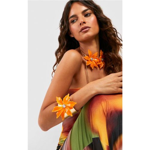Bracciale rigido con dettagli a fiori - boohoo - Modalova