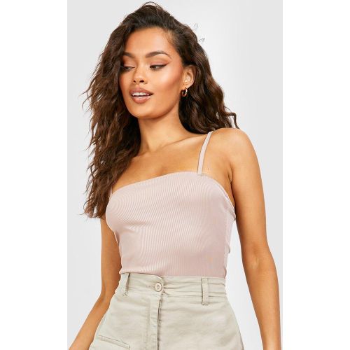 Crop top a coste con scollo quadrato e spalline - boohoo - Modalova