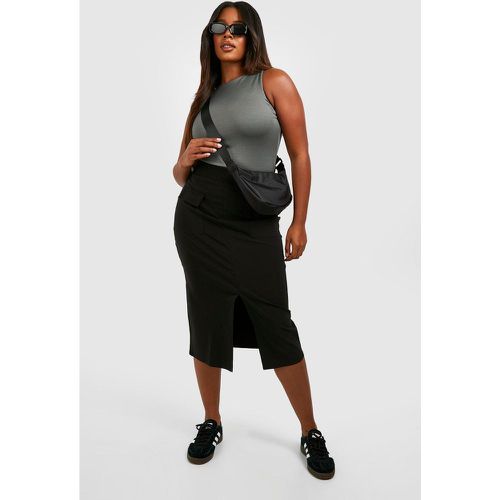 Gonna midi Plus Size con tasche e spacco frontale - boohoo - Modalova