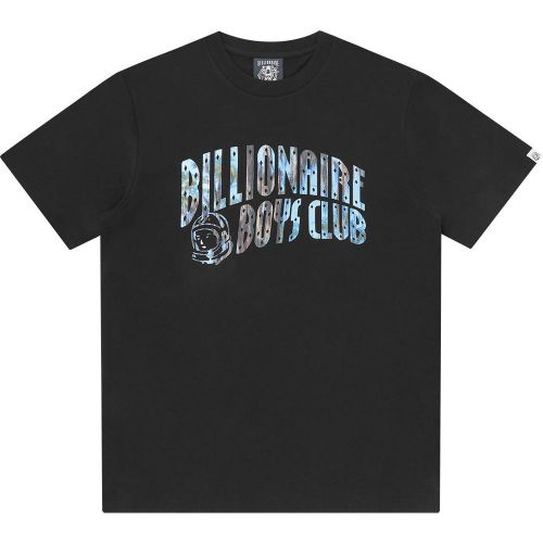 Das T-Shirt Billionaire Boys Club Bayou Fill Arch Logo verkörpert den mutigen Geist und die Originalität der Marke. In Kombination mit einem lässig - MAG11577850 - Modalova