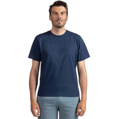 Passeggia per le strade al café dell'angolo con la t-shirt Cliffside da uomo di Rossignol, un capo quotidiano realizzato in cotone morbido. Aggiunge - MAG10043087 - Modalova