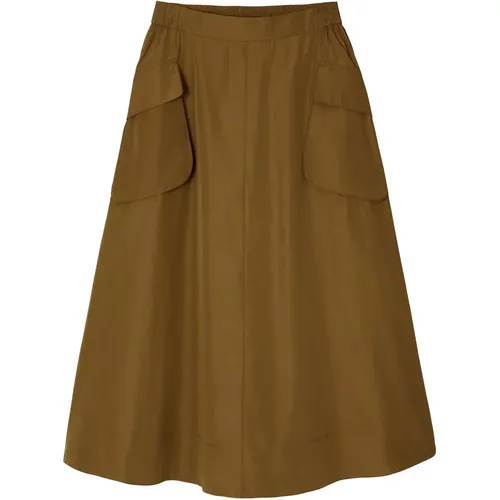 Mit einem sportlichen und lässigen Stil ist der ausgestellte Midirock die perfekte Wahl für jeden Tag, wenn Sie Komfort und einen trendigen Look bev - MAG10776856 - Modalova