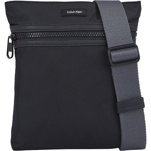 Essential Small Flat Crossbody Bag - Calvin Klein - Modalova