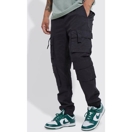 Pantaloni tuta Slim Fit con tasche Cargo e vita elasticizzata - boohoo - Modalova
