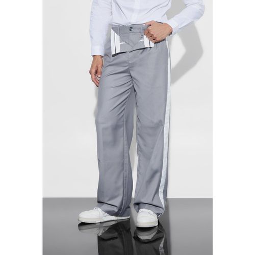Pantaloni a calzata ampia con doppia fascia in vita - boohoo - Modalova