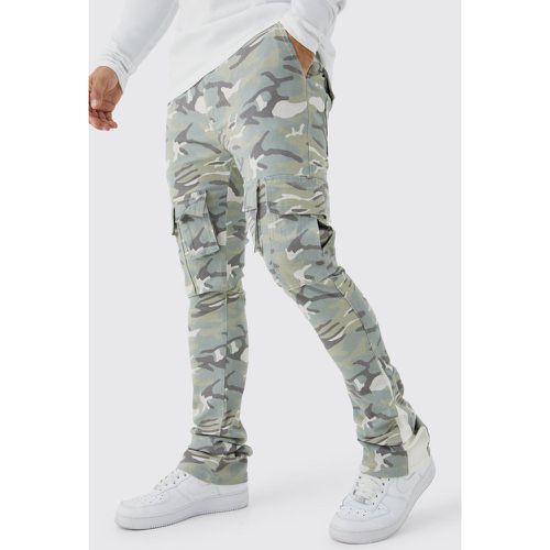 Pantaloni Cargo Skinny Fit in fantasia militare con inserti e pieghe sul fondo - boohoo - Modalova