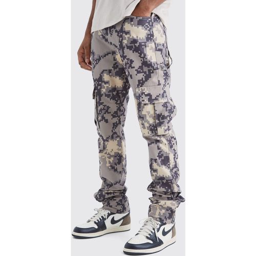 Pantaloni a zampa Tall Slim Fit in fantasia militare con inserti in fantasia pixel e vita fissa - boohoo - Modalova