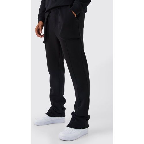 Pantaloni tuta a zampa Slim Fit con tasche in rilievo e dettagli in rilievo - boohoo - Modalova