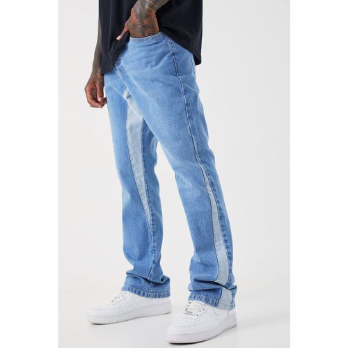 Jeans a zampa Slim Fit con pannelli - boohoo - Modalova