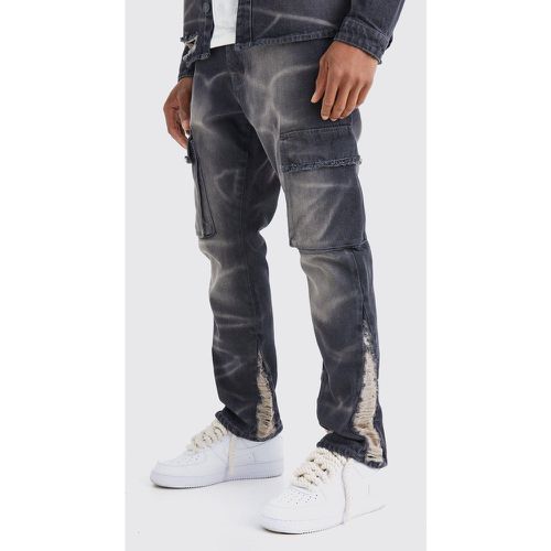 Jeans Cargo Slim Fit in denim rigido sovratinti a effetto consumato - boohoo - Modalova