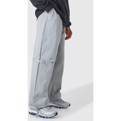 Pantaloni da paracadutista con striscia regolabile e polsini regolabili - boohoo - Modalova