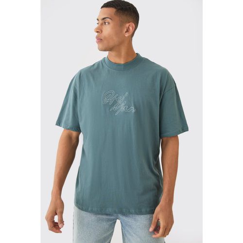 T-shirt oversize Man con ricamo di punto a catena e girocollo esteso - boohoo - Modalova