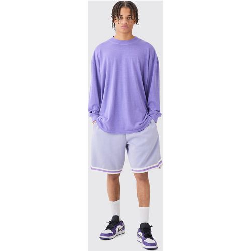 Pantaloncini da basket oversize di media lunghezza con striscia in jersey - boohoo - Modalova