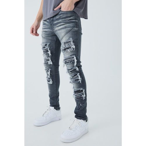 Jeans stile Biker Super Skinny Fit con strappi & rattoppi e schizzi di colore - boohoo - Modalova
