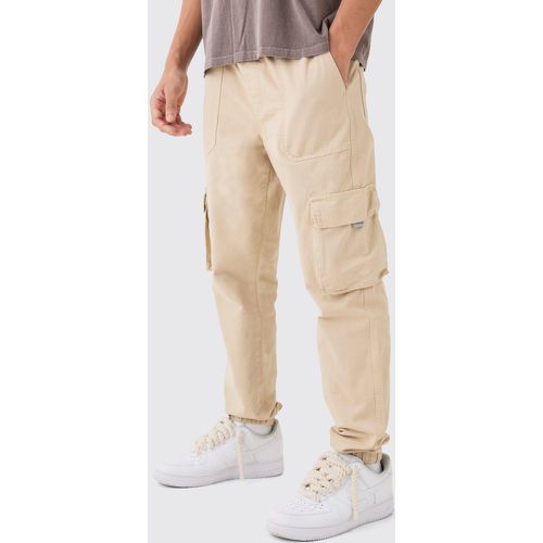 Pantaloni tuta Cargo Slim Fit con vita elasticizzata e logo - boohoo - Modalova