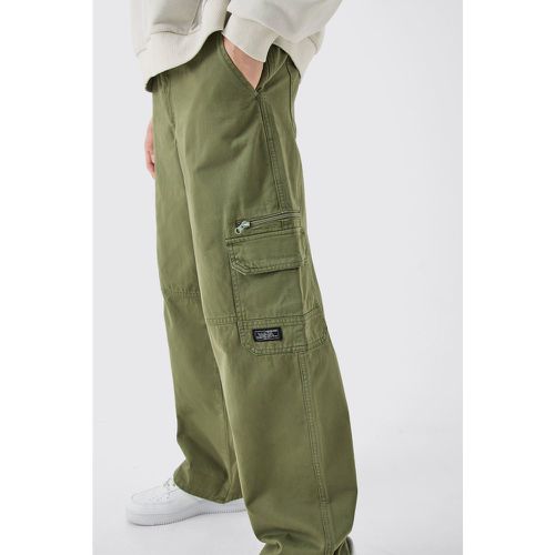 Pantaloni Cargo con vita fissa, zip ed etichetta in tessuto - boohoo - Modalova