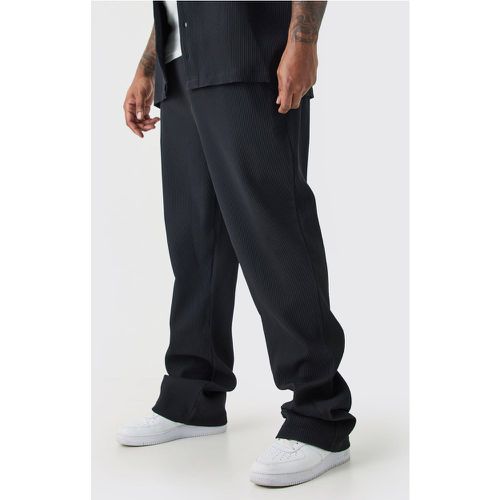 Pantaloni a zampa Plus Size Slim Fit con pieghe e vita elasticizzata - boohoo - Modalova