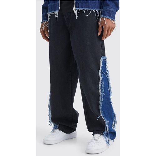 Jeans extra comodi in True Black effetto patchwork in denim rigido sfilacciato - boohoo - Modalova