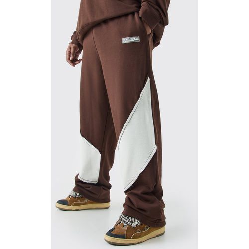 Pantaloni tuta Plus Size rilassati con pannelli arricciati sul retro e fondo grezzo - boohoo - Modalova