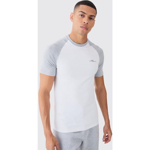 T-shirt attillata con firma Man e maniche raglan - boohoo - Modalova