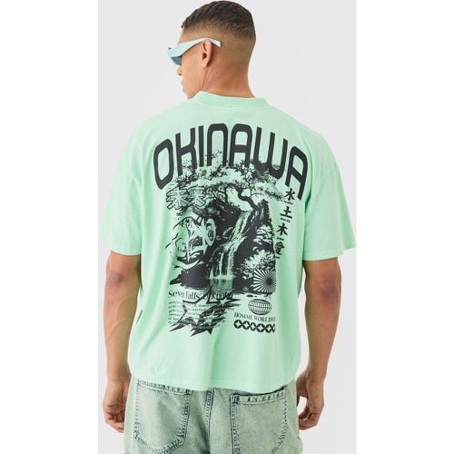 Camiseta Oversize Con Cuello Extendido Y Lavado A La Piedra Con Estampado De Okinawa - boohoo - Modalova
