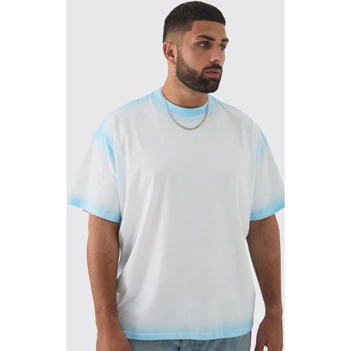 T-shirt Plus Size oversize in lavaggio spray con girocollo esteso - boohoo - Modalova