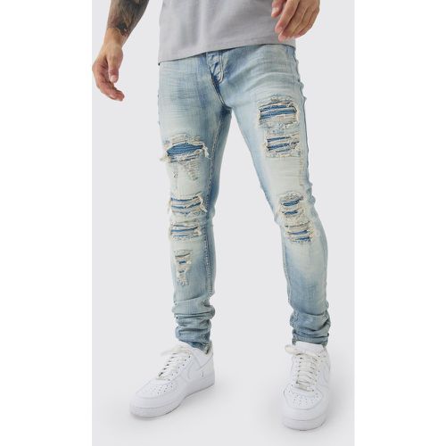 Jeans da Biker Super Skinny Fit Stretch azzurri con strappi & rattoppi - boohoo - Modalova