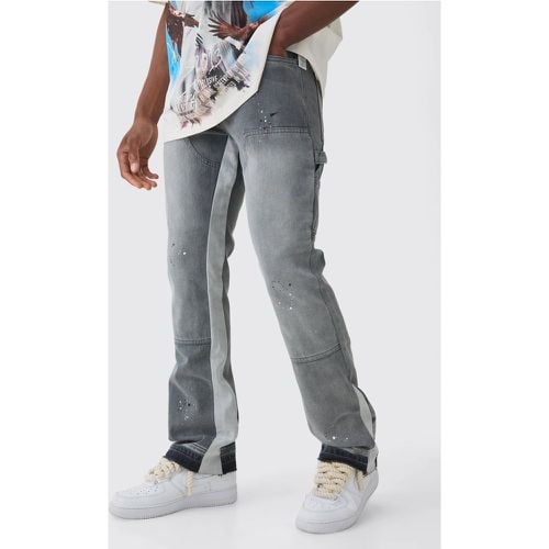 Jeans a zampa Slim Fit in denim rigido con inserti stile Carpenter e schizzi di colore - boohoo - Modalova
