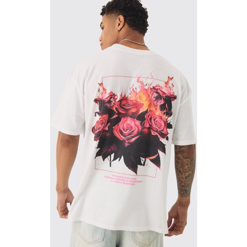 T-shirt oversize effetto smagliato con rose, fiamme e girocollo esteso - boohoo - Modalova
