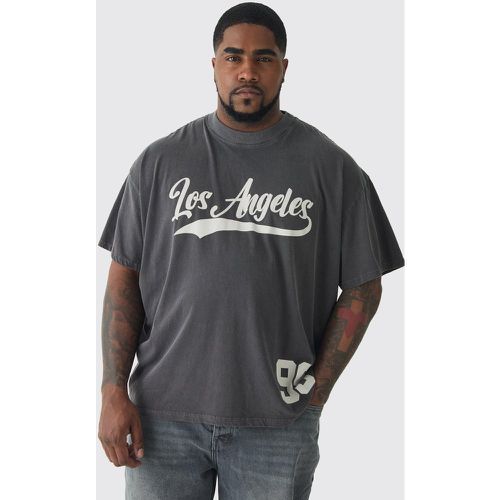 Plus Oversized Los Angeles Overdye Varsity Print T-Shirt - boohoo - Modalova