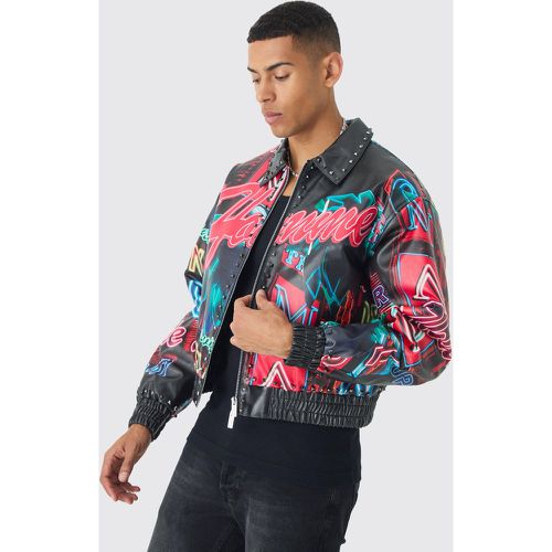 Giacca Bomber squadrata Homme in PU con stampa di borchie nere - boohoo - Modalova