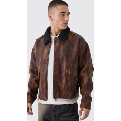 Chaqueta Harrington Recta De Cuero Sintético Con Lavado A La Piedra Y Cuello De Borreguito En Marrón - boohoo - Modalova