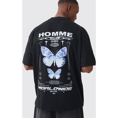 T-shirt oversize Homme con stampa di farfalle e girocollo esteso - boohoo - Modalova
