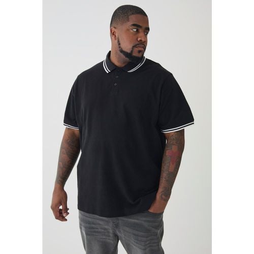 Polo Plus Size Slim Fit in piqué di colore con righe a contrasto - boohoo - Modalova