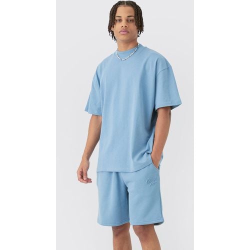 Set T-shirt oversize Official Man con girocollo esteso & pantaloncini - boohoo - Modalova