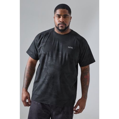 T-shirt Plus Size Man Active per alta performance in fantasia militare con maniche raglan - boohoo - Modalova