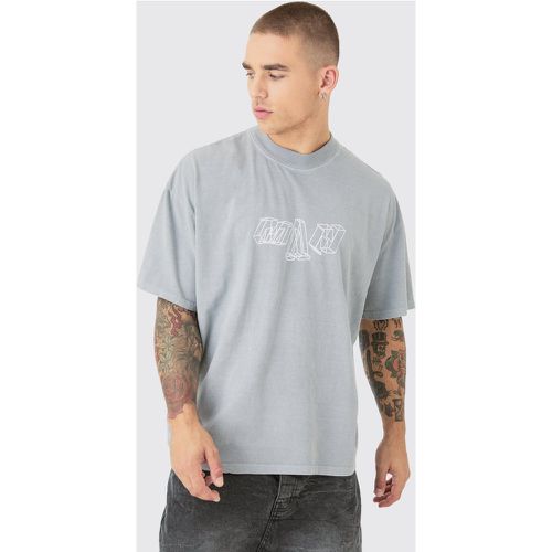 T-shirt oversize slavata con girocollo esteso e grafica - boohoo - Modalova