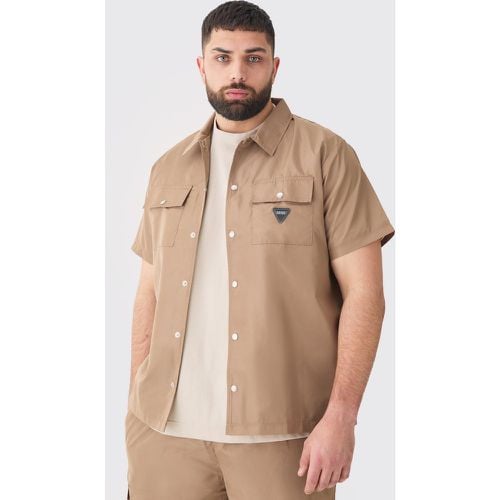 Sobrecamisa Plus Regular Man De Nailon Con Parche En Los Bolsillos - boohoo - Modalova