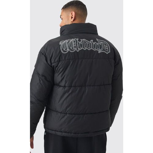 Chaqueta Acolchada Negra Con Cuello Alto Y Aplique Worldwide - boohoo - Modalova