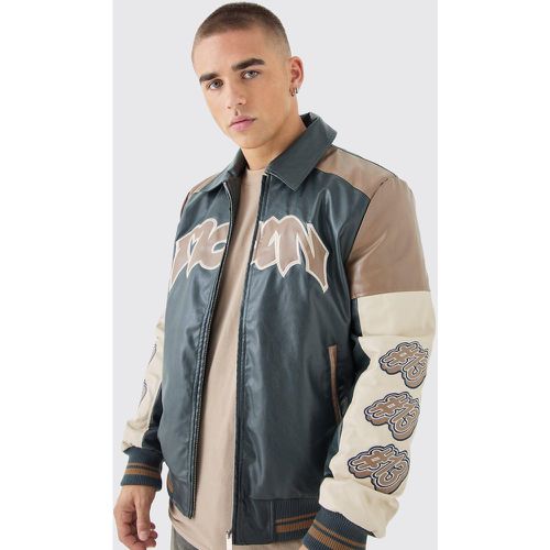 Giacca stile Varsity in PU a blocchi di colore nera con stemmi - boohoo - Modalova