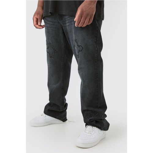 Jeans Plus Size Slim Fit in denim rigido con applique a croce - boohoo - Modalova