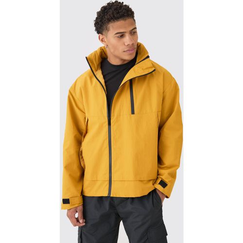 Giacca a vento oversize in nylon senape con etichetta Man e zip - boohoo - Modalova