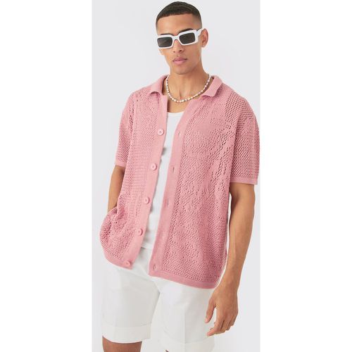 Camicia squadrata oversize a maniche corte in maglia traforata a fiori a intarsio tono su tono - boohoo - Modalova