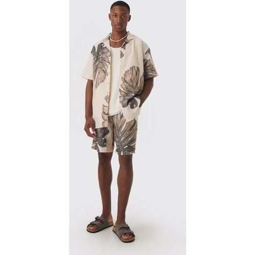 Camicia oversize effetto lino con palme & pantaloncini - boohoo - Modalova