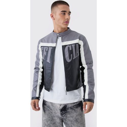 Chaqueta Motera Official Ajustada De Cuero Sintético - boohoo - Modalova