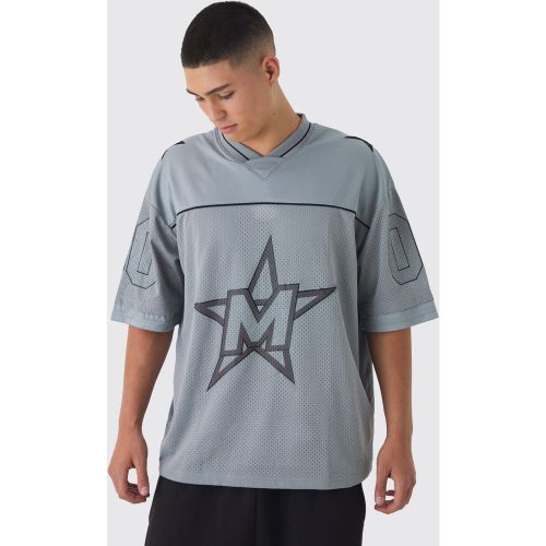 T-shirt da calcio oversize in rete con applique Official e scollo a V - boohoo - Modalova