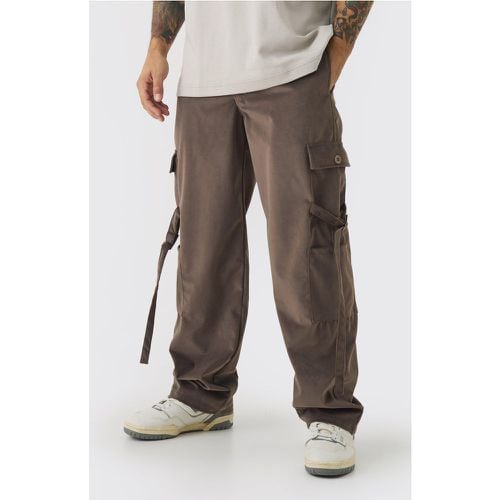 Pantaloni rilassati in scamosciato con fascette Cargo e vita fissa - boohoo - Modalova