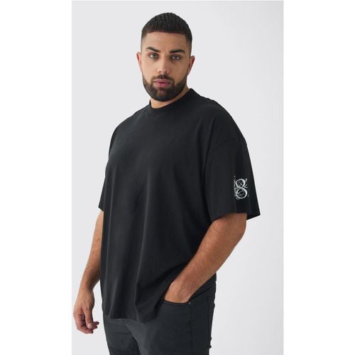 T-shirt Plus Size oversize con stampa Homme e girocollo esteso - boohoo - Modalova