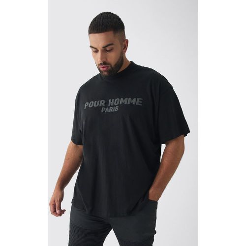 T-shirt Plus Size oversize con stampa Pour Homme a caratteri arrotondati e girocollo esteso - boohoo - Modalova